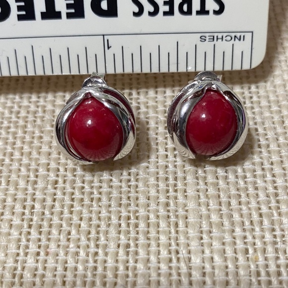Elegant vintage sterling Silver and Red Stud Earrings - Picture 2 of 15